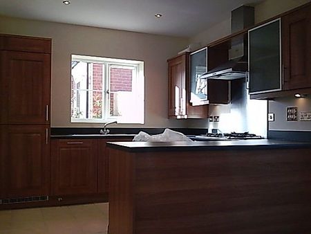 FOUR BEDROOM-2 BATHROOMS-NEWLY REFURB-10 MINS FROM CITY-£80 P/W/P/P - Photo 2