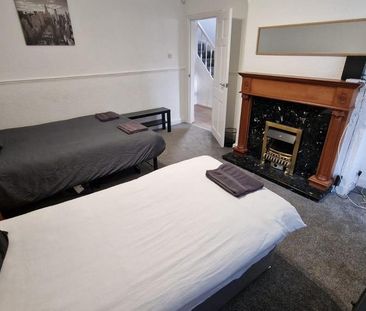 4 bedroom semi-detached house to rent - Photo 3