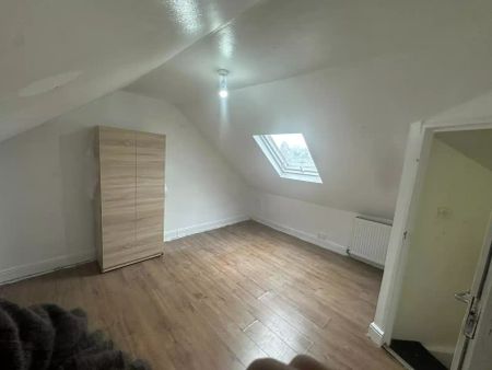 6 Bedroom 2 Bathroom Apartment - Photo 4