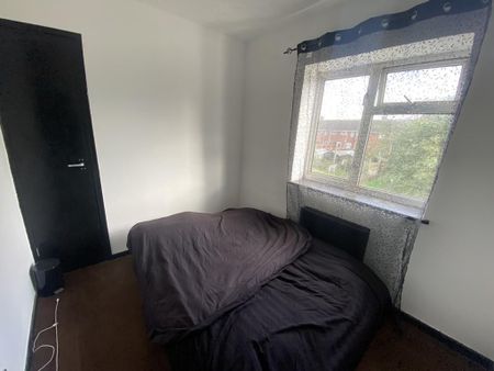 4 bedroom semi-detached house to rent - Photo 2