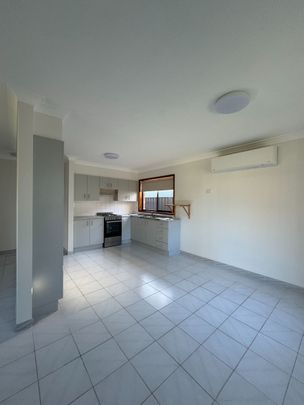 Location to Beach - 3 Good Size Bedrooms - Ensuite to Master - Air Con - Photo 1