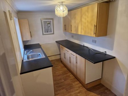 4 bedroom semi-detached house to rent - Photo 4