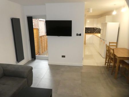 5 bedroom terraced house to rent - Photo 2