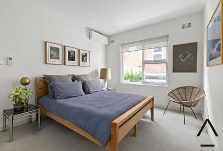 Oversized Coastal Retreat – Space, Style & Location - Photo 4