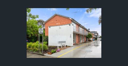 CONTEMPORARY URBAN LIVING IN THE HEART OF SUNSHINE - Photo 3