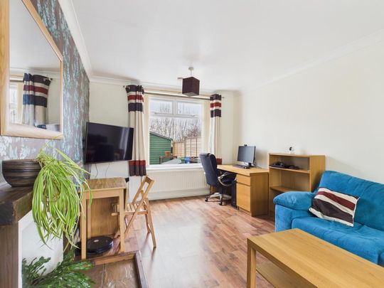 2 bedroom end of terrace house to rent - Photo 1