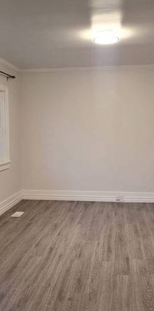 Bright & spacious 2 bedroom apartment in detached house- Barrie - Photo 1