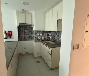 High Floor | Prime Location | Spacious - Photo 3