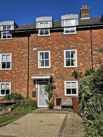 4 bedroom townhouse to rent - Photo 2