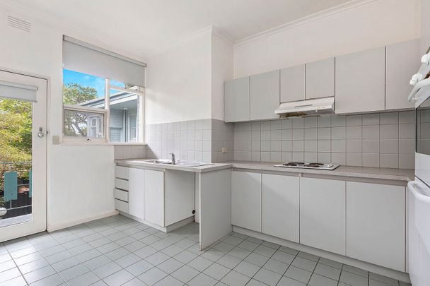 Massive Apartment Living. - Photo 1