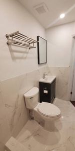 Toronto Bachelor Apt Available Utility Inclusive - Photo 4