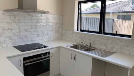 Modern House in Frimley - Photo 3