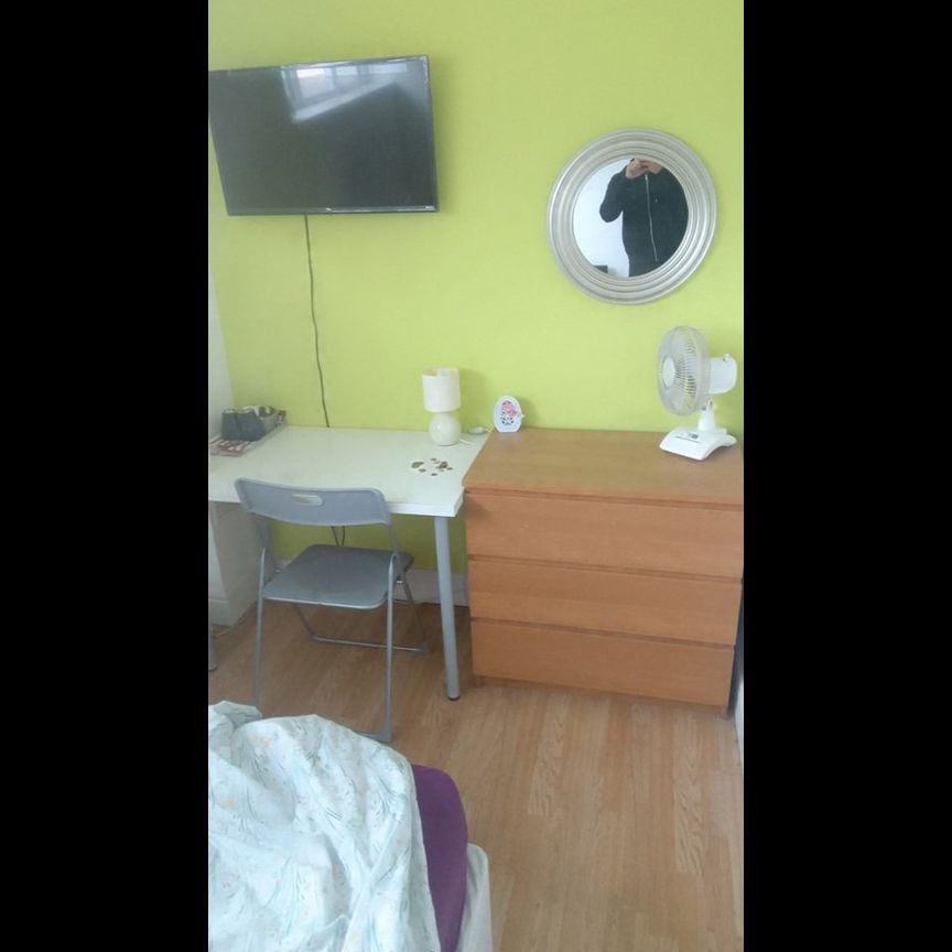 Room in a Shared House, Newbury Park, IG3 - Photo 1