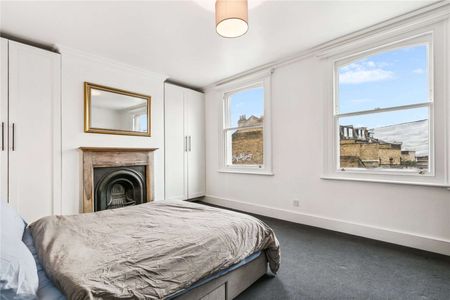 A charming two bedroom flat well located just of Northcote Road. - Photo 3