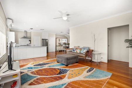 Beautiful home in sought-after Anchorage Estate. - Photo 2