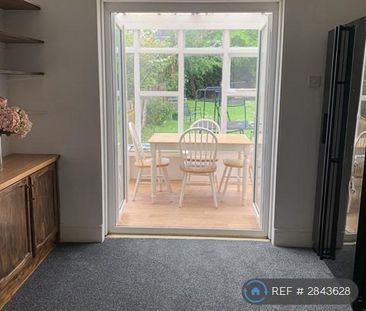 4 bedroom semi-detached house to rent - Photo 2