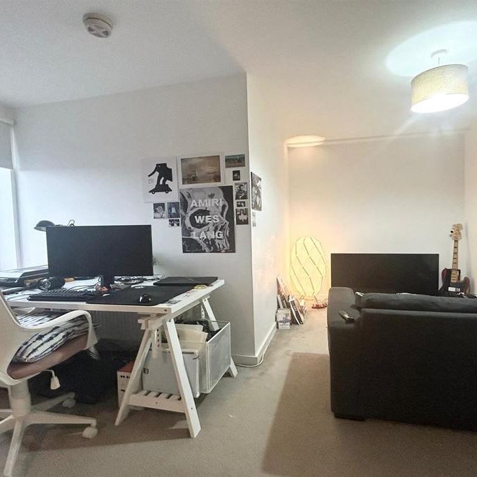 1 bedroom in a flat share to rent - Photo 1