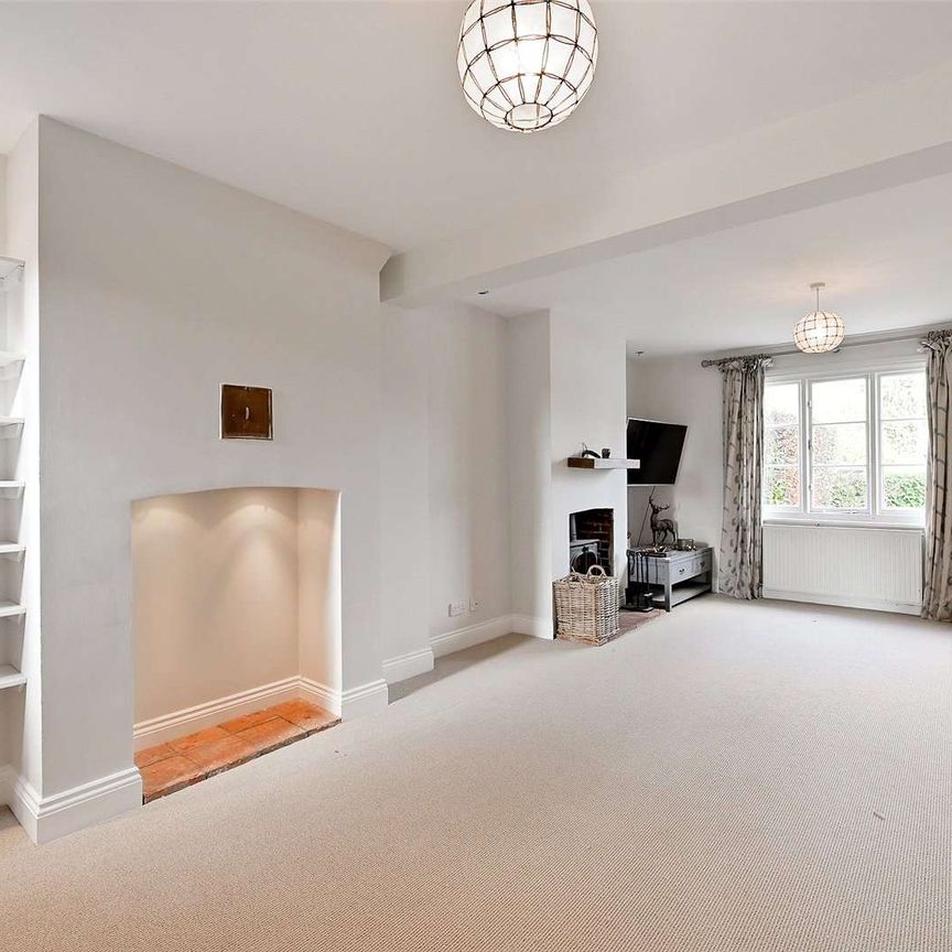 An immaculate three bedroom cottage located in the highly desirable location of Bovingdon Green - Photo 1