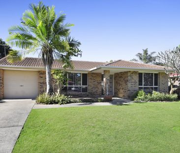 Lovely Three Bedroom Home with and a Big Backyard! - Photo 5