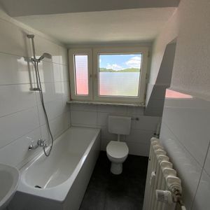 Jetzt ansehen: gemütliche 2-Zimmer-Wohnung im Dachgeschoß in Hagen Eilperfeld! - Photo 2