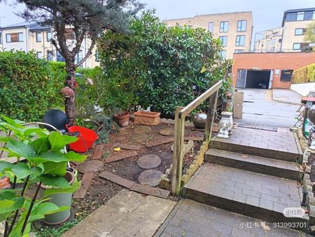 4 Bed Detached House, Morphou Rd, NW7 - Photo 4