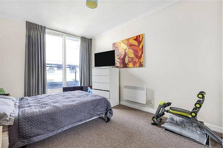 2 bedroom in London - Photo 4