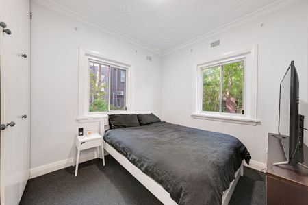 Immaculate two bedroom apartment with parking for three - Photo 3