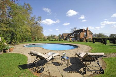 A stunning family home set in beautifully landscaped mature grounds, available on a short let basis - Photo 5