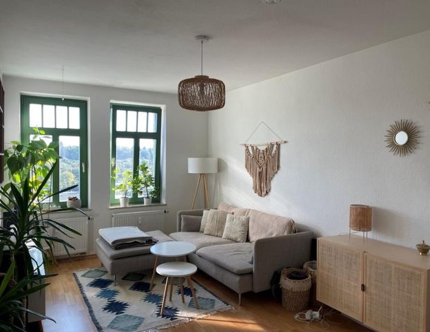 Gepflegte DG-Wohnung mit EINBAUKÜCHE, Balkon und Tageslicht-Bad ab 01.12. frei! - Photo 1