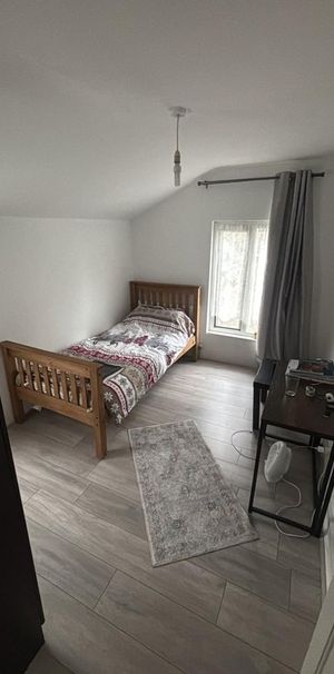 3 Bed Terraced House, Upper Road, E13 - Photo 2