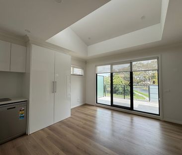 Location & convenient. - Photo 3