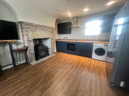2 Bed Flat, Woodhouse Hill Road, LS10 - Photo 2