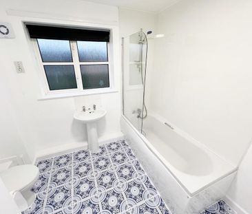 2 bedroom end of terrace house to rent - Photo 2