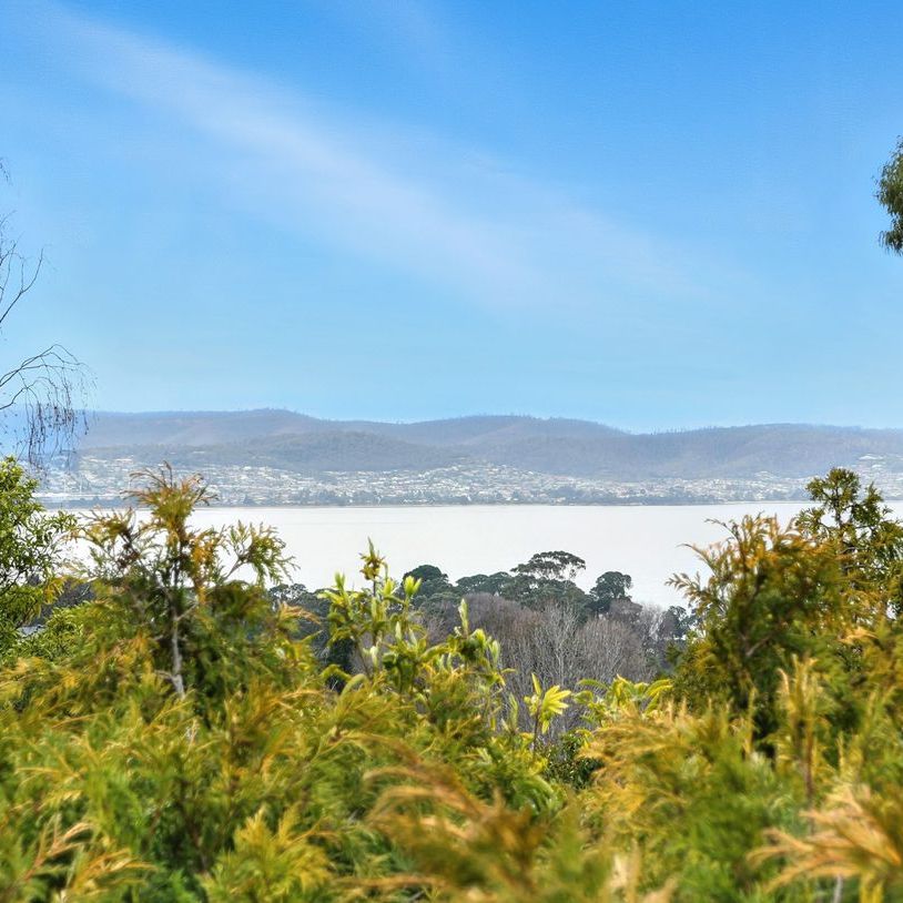 Tidy Two Bedroom Unit in a great location - Photo 1