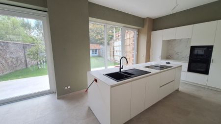 Gerenoveerde woning met 3 slaapkamers, zonnige tuin en gunstig EPC in hartje Poperinge - Photo 3