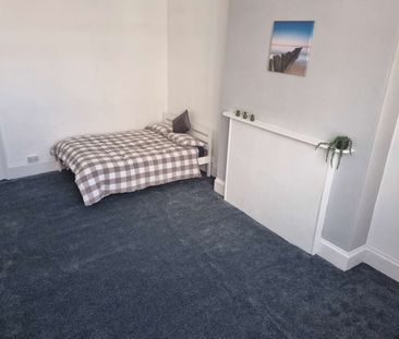 Torquay town centre room with all bills included - Photo 3