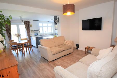 2 bedroom semi-detached house to rent - Photo 4