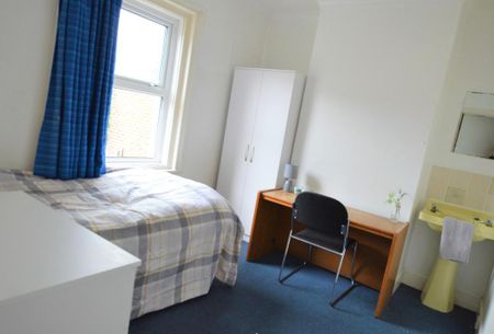 1 bedroom in a house share to rent - Photo 2