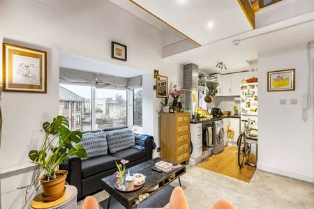 One bedroom mezzanine apartment with off street parking and communal gardens. - Photo 4