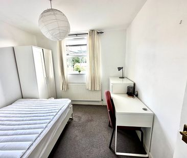 Room in a Shared House, Bellevue Road, SO15 - Photo 3