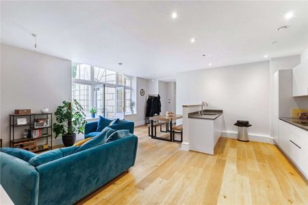 A light & bright, high specified courtyard apartment with off street parking situated within in a highly sought after development within the heart of the city centre. - Photo 2