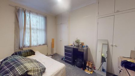 4 bedroom semi-detached house to rent - Photo 3