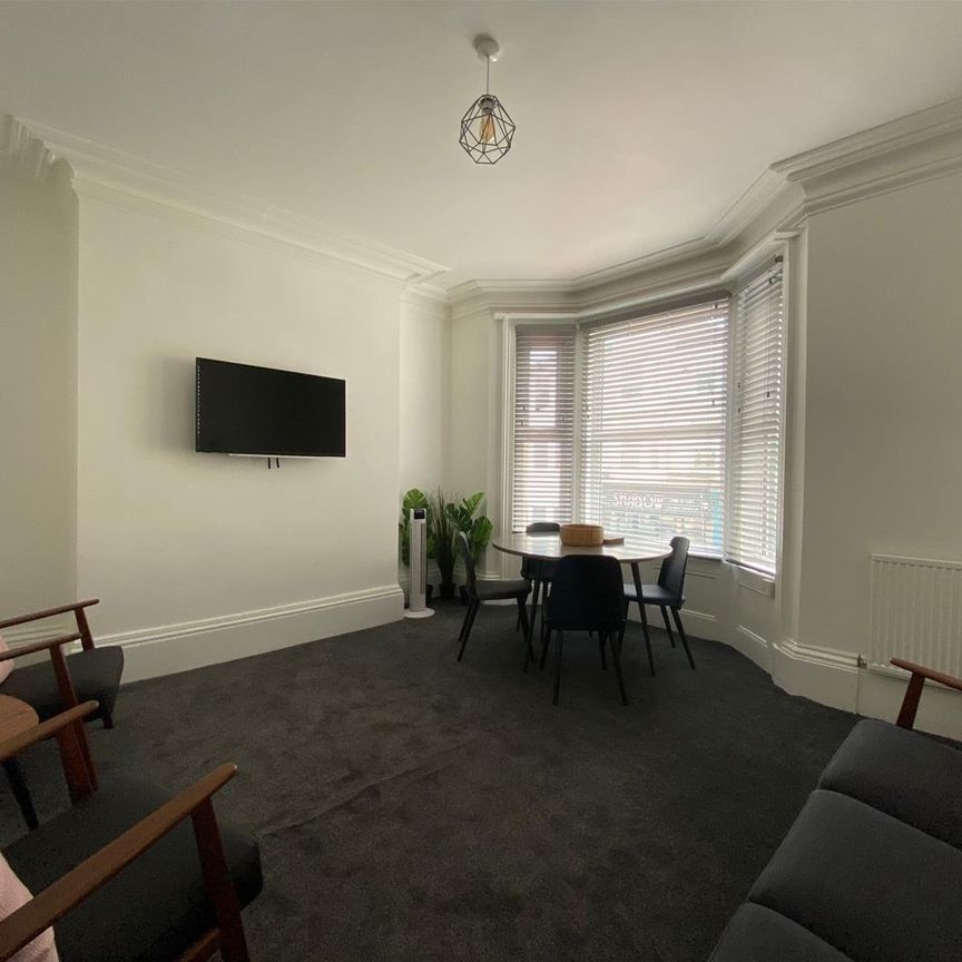 Victoria Road, Scarborough - Photo 1