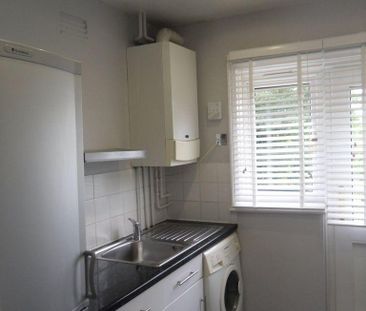 4 bedroom semi-detached house to rent - Photo 3