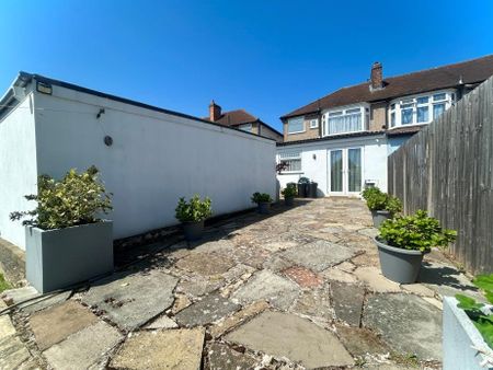 3 bed end of terrace house to rent in St. Margarets Avenue, Cheam, SM3 - Photo 4