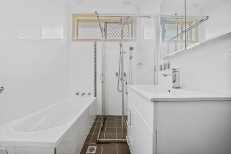 Neat And Tidy 3 Bedroom Family Home - Photo 4