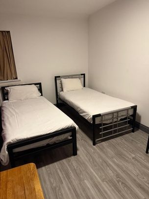 Room in a Shared House, Tanner Street, IG11 - Photo 1