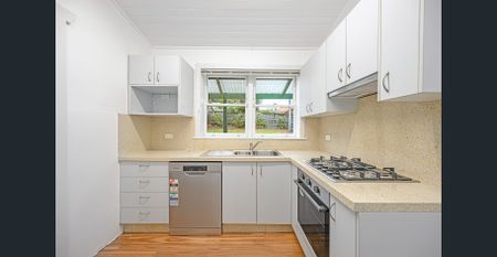 Light & spacious bungalow in the heart of Chatswood - Photo 2