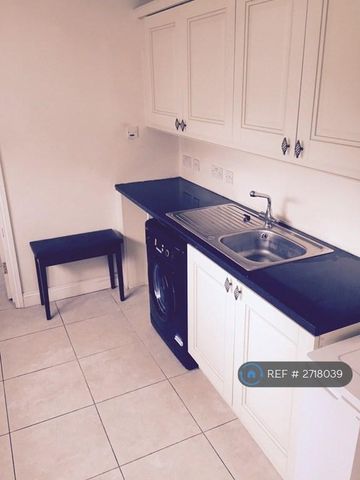 1 bedroom in a house share to rent - Photo 4