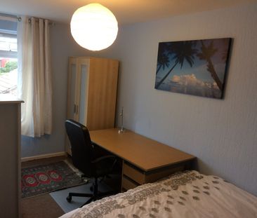 6 Bed End Terrace, Renelagh Gardens, SO15 - Photo 4